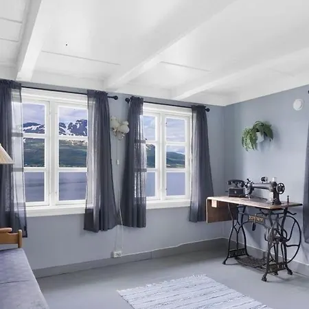Andorja En Idyllisk Perle Naer Lofoten * Ibestad